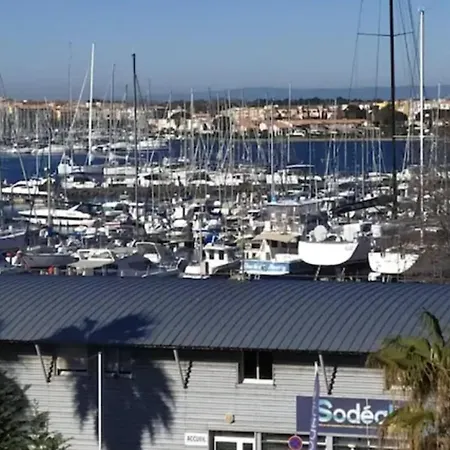 With Nice View On The Port Апартаменти